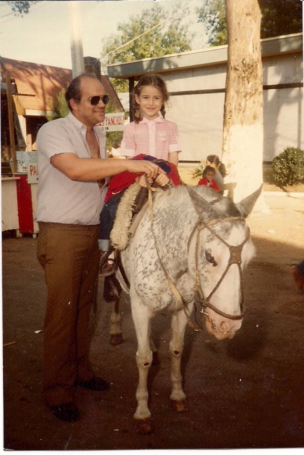 Oscar Arias Hughes con su hija Leticia en 1980